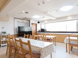 明るい共用ダイニング