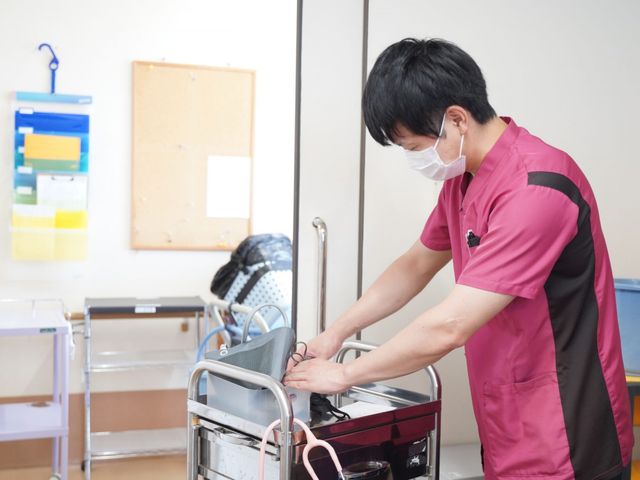 機器操作をするスタッフ スタッフイメージ スタッフが機器を操作しています。丁寧なサポートが受けられる働きやすい職場です。