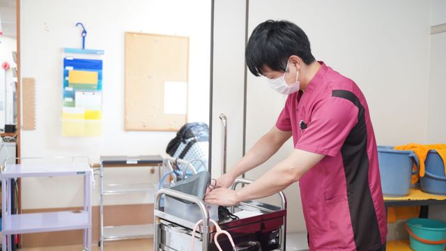 機器操作をするスタッフ