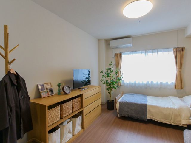 快適な居室 居室 ゆったりとした居室は、木の温もりを感じさせる家具と緑の植物が印象的です。光が差し込む窓際には、快適なくつろぎの時間をお過ごしいただけます。
