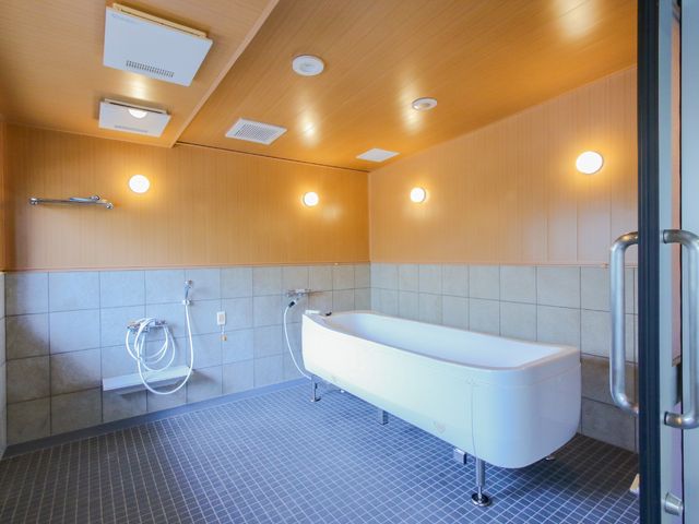 清潔感のある浴室空間 浴室 広々とした設計の浴室は、手すりも完備され安心です。清潔で明るいこの空間で、ゆったりとしたバスタイムをお過ごしいただけます。
