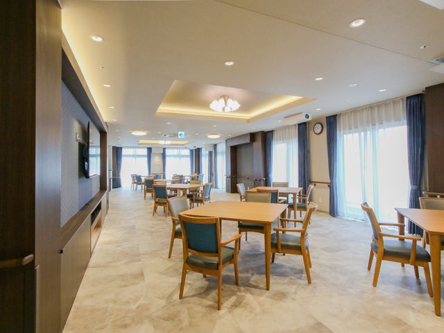 広々とした明るい食堂 共有スペース 開放的な空間で、明るい光が差し込む食堂です。清潔感のある環境で、皆様のコミュニケーションも活発になります。