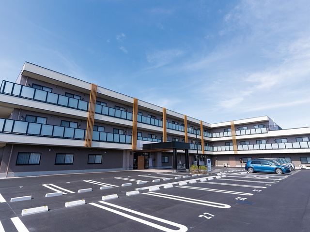 モダンな建物の外観 外観 清潔感あふれる外観の施設で、心地よい環境でお仕事しませんか。十分な駐車スペースも完備しています。