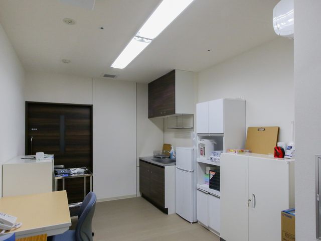 キッチンの様子 共有スペース 整然としたスタッフ用キッチンが設えられ、快適な調理環境が提供されています。清潔感あふれる空間で、日々の仕事に取り組めます。