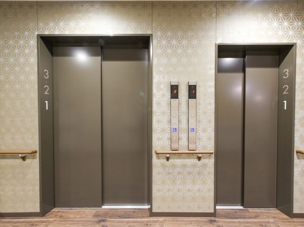 モダンなデザインのエレベーター