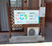 看板が立つ施設入口