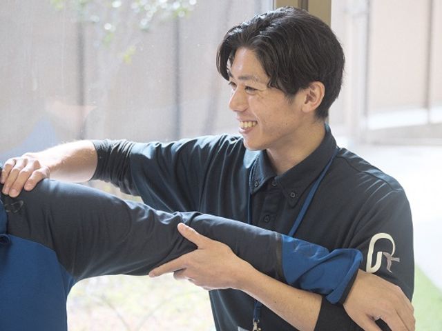 笑顔でサポートするスタッフ 笑顔あふれるサポートで、利用者さまとの温かい信頼関係を築く様子です。キャリアを活かし、心温まるケアに携わりませんか。