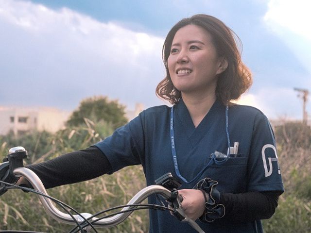 笑顔の女性スタッフ 清々しい笑顔のスタッフが、新鮮な気持ちで一日を始めています。コミュニケーションを大切にするやりがいのある職場です。