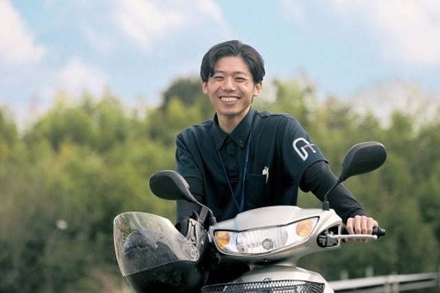 笑顔のスタッフとバイク 明朗な雰囲気のスタッフが、施設周辺の移動手段としてバイクを使用しています。利用者の方への訪問や、外出支援に活躍しています。