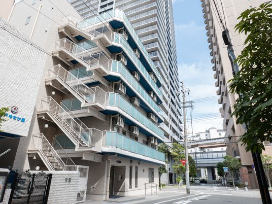 青空のもと多階建て建物