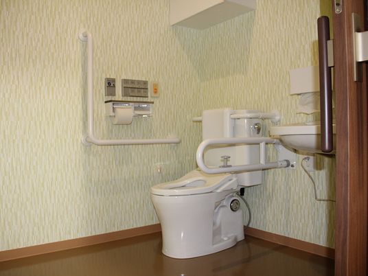 バリアフリー設計のトイレ