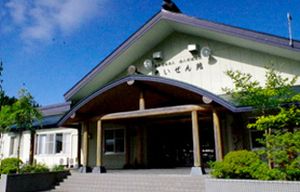 緑豊かな建物の外観