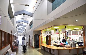 広い通路とスタッフ