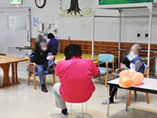 椅子に座る様子が見える部屋