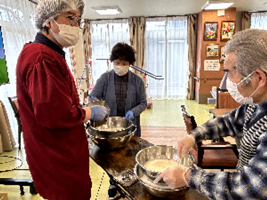 利用者と活動するスタッフ
