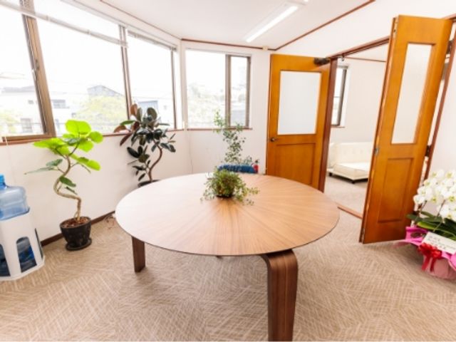 自然光が差し込む部屋 ラウンジ 広々とした空間で、植物が並ぶ明るいラウンジです。リラックスした時間を過ごせます。