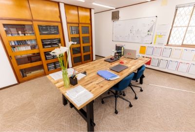 書類と机のある部屋