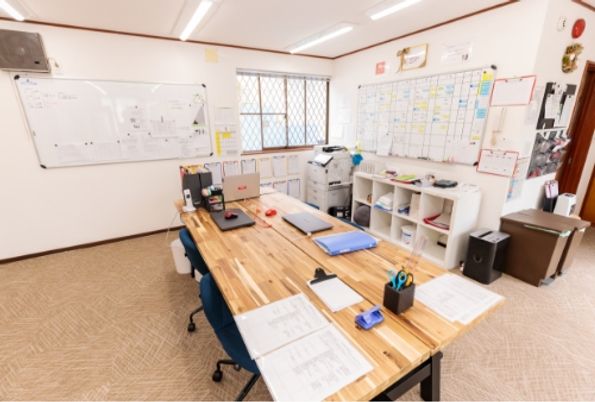 書類が整った机の部屋