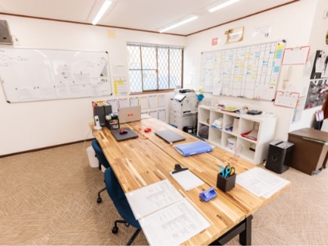書類が整った机の部屋 スタッフイメージ 整理された書類と広いデスクが特徴の職員用スペースです。書類作業がしやすくなっています。