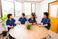 スタッフが会話する室内