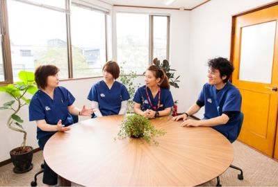 スタッフが会話する室内
