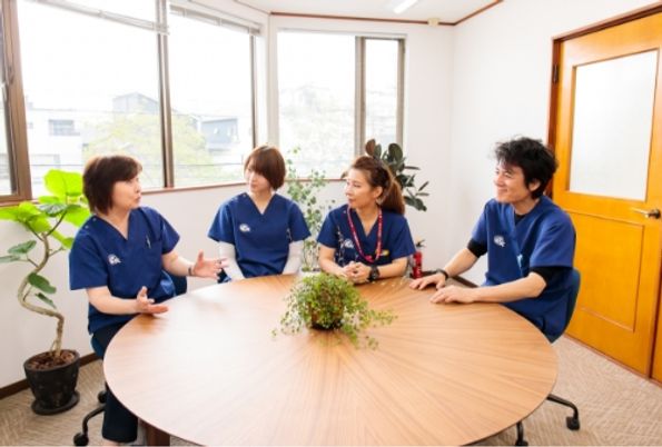スタッフが会話する室内