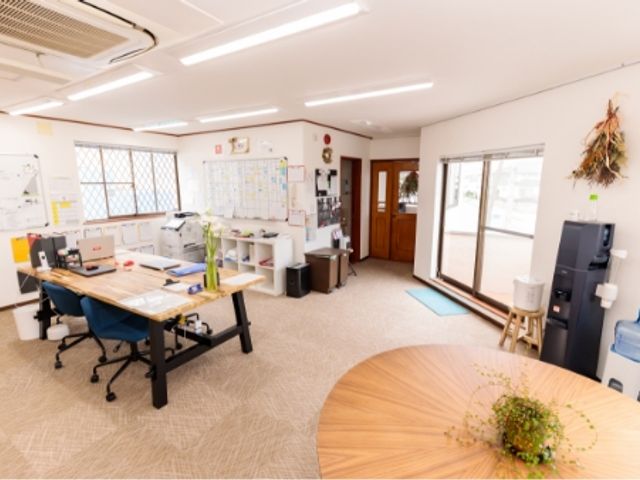 広々とした明るい室内 ラウンジ 広いラウンジは、自然光がたっぷりと入り、リラックスできる空間が広がっています。