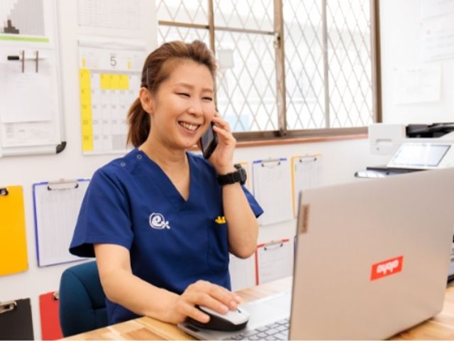 スタッフイメージ スタッフイメージ 笑顔で電話対応をするスタッフの様子。親しみやすい環境で働く意欲が高まります。