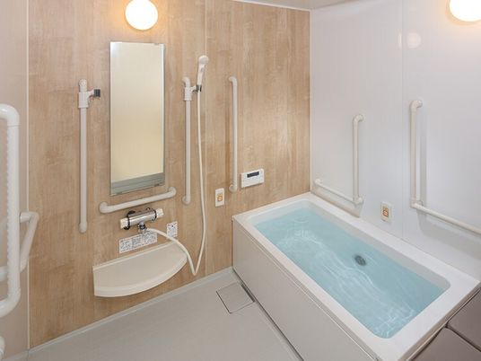 バリアフリー設計の浴室