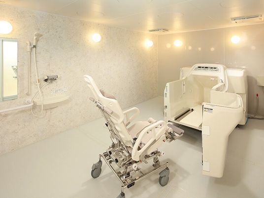 設備整った明るい浴室