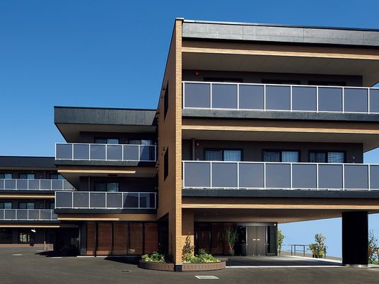 現代的な建物のエントランス外観