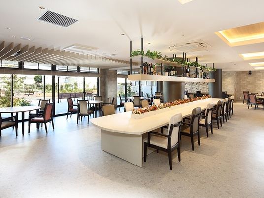 広々とした明るいダイニング