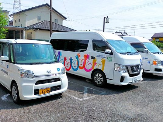 送迎車が並ぶ外観  