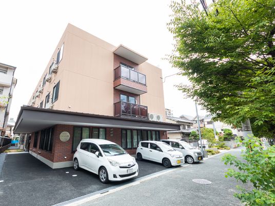 モダンな建物の外観