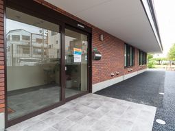 落ち着いた色合いのエントランス