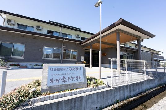 玄関前の建物