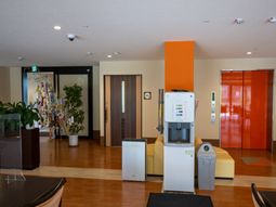 暖色系インテリアのロビー