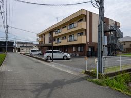 茶色い建物の外観