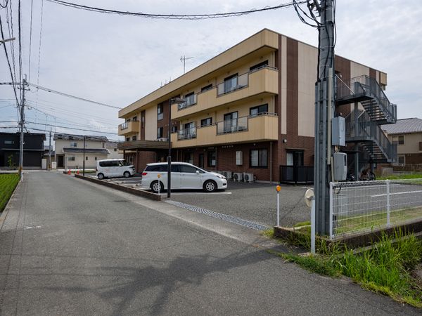 茶色い建物の外観