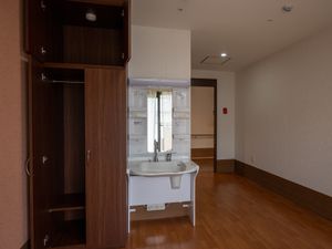 居室の洗面台とクローゼット