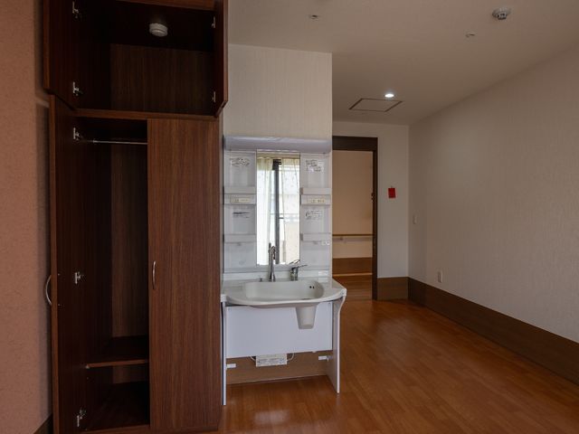 居室の洗面台とクローゼット