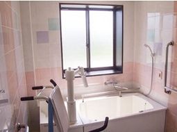 バリアフリー設計の浴室