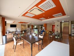 明るい食堂の光景