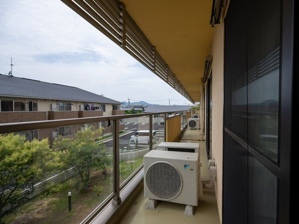 屋外と建物のエアコン