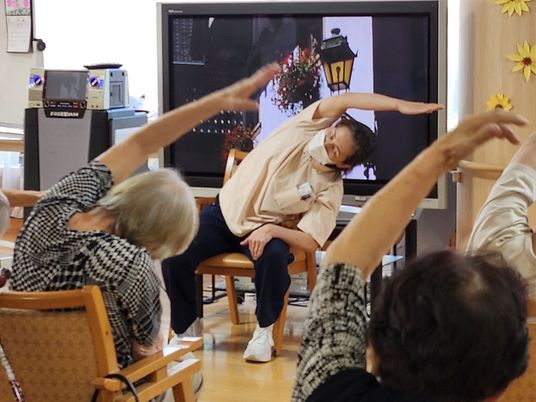 椅子を使った体操の様子