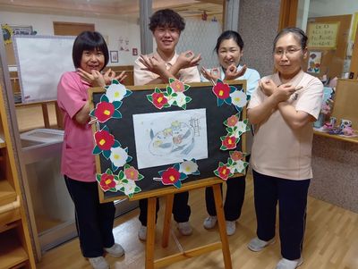 笑顔のスタッフと作品