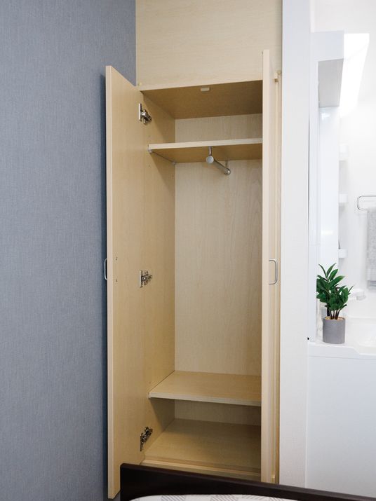整然とした居室のクローゼット