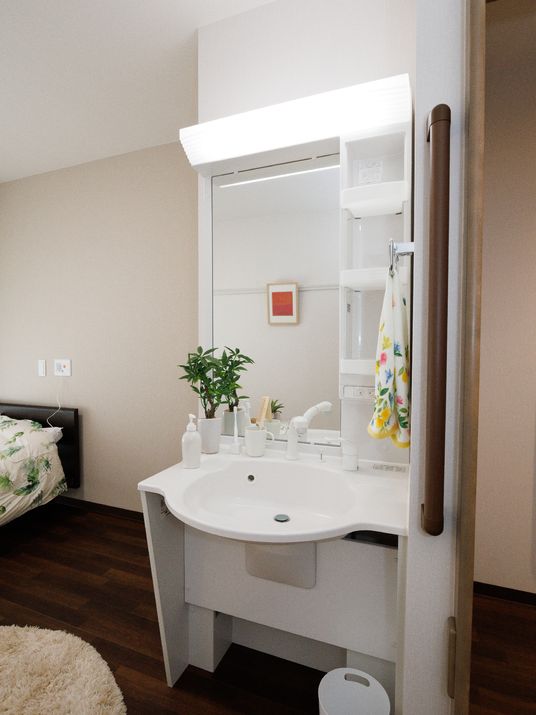 居室内の清潔な洗面台