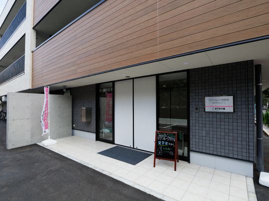 明るいエントランスの風景