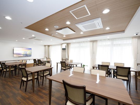 広々とした明るい食堂